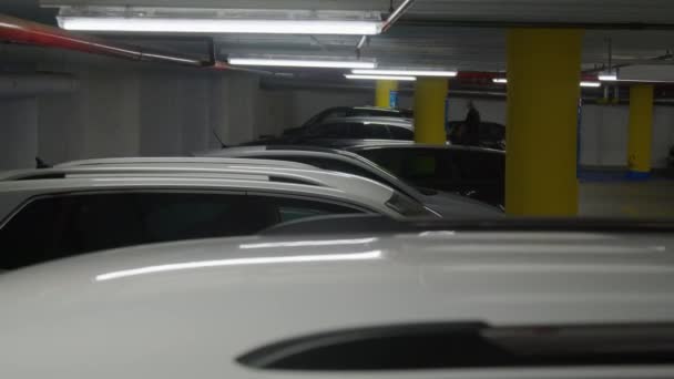 Подземная Парковка Водителем Автомобиля Высококачественные Кадры — стоковое видео