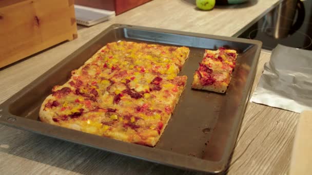 Pizza Aus Backblech Und Alufolie Schneiden Hochwertiges Filmmaterial — Stockvideo