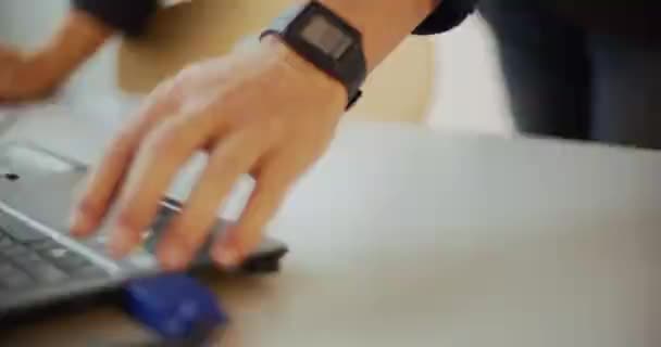 Человек Рукой Ноутбуке Высококачественные Кадры — стоковое видео