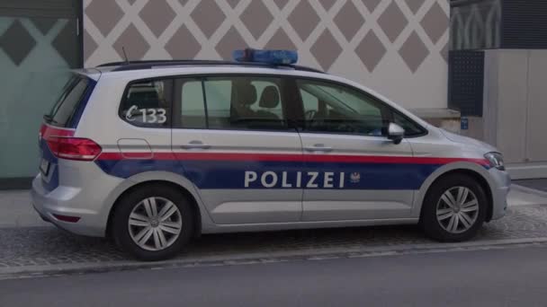도로변에 경찰차 주차장 고품질 — 비디오