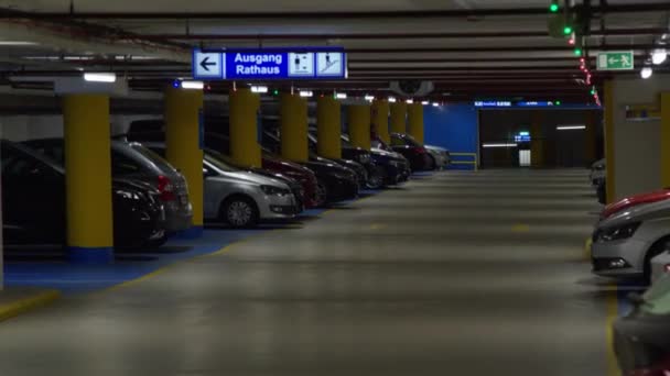 Parkir Mobil Bawah Tanah Dengan Mobil Mengemudi Rekaman Berkualitas Tinggi — Stok Video