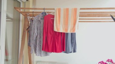 Havlu ve giysiler Hollywood sandalyesinde asılı. Yüksek kalite 4k görüntü