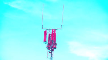 Kırsal kesimde telsiz ve haberleşme direği. Yüksek kalite 4k görüntü