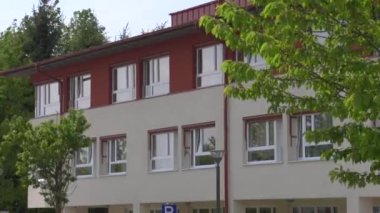 Huzurevinde yaşlı bir kadın top oynuyor. Yüksek kaliteli FullHD görüntüler