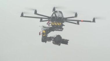 Foggy Hill 'de Drone' la geçen gerilim filmi. Yüksek kaliteli FullHD görüntüler