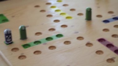 Yaşlılar evlerinde masa oyunu oynuyor. Yüksek kaliteli FullHD görüntüler