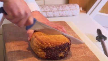 Organik kasap lezzetli pastırma dilimliyor. Yüksek kaliteli FullHD görüntüler