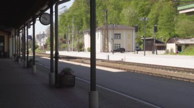 Tren rayları olan tarihi Avusturya tren istasyonu. Yüksek kaliteli FullHD görüntüler