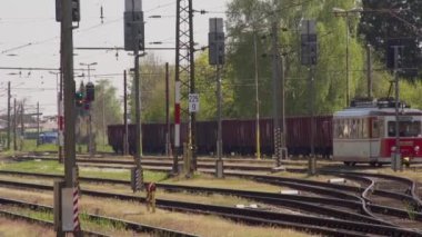 Tren istasyonundan ayrılan yerel tren yolu. Yüksek kaliteli FullHD görüntüler