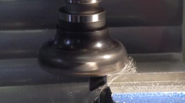 Modern 5 eksen sondaj makinesi çelik parçaları üzerinde çalışıyor. Yüksek kaliteli FullHD görüntüler