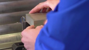 Modern 5 eksen sondaj makinesini kullanan işçiler. Yüksek kaliteli FullHD görüntüler