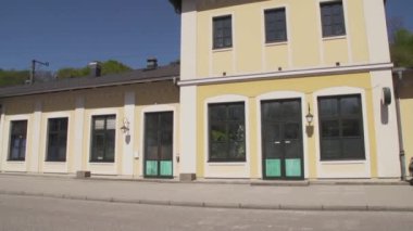 Tren rayları olan tarihi Avusturya tren istasyonu. Yüksek kaliteli FullHD görüntüler