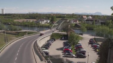 Lambach 'taki Barok Manastırı ve Traun Nehri' nin karşısındaki köprü. Yüksek kaliteli FullHD görüntüler