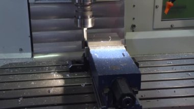 Modern 5 eksen sondaj makinesi çelik parçaları üzerinde çalışıyor. Yüksek kaliteli FullHD görüntüler