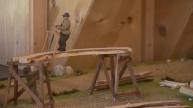 Minyatür modelde kereste kesen oduncu. Yüksek kaliteli FullHD görüntüler