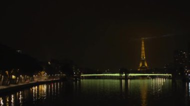 Paris 'teki Eyfel Kulesi' nde, Seine Nehri 'nde. Yüksek kaliteli FullHD görüntüler