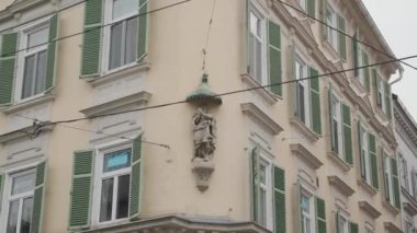 Avusturya, Graz 'daki antik heykelle Rönesans cephesi. Yüksek kalite 4k görüntü