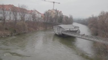 Avusturya 'nın Graz kentindeki Mur Nehri' nde ünlü Murinsel çelik inşaatı. Yüksek kalite 4k görüntü