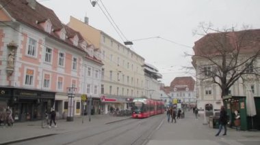 Graz, Avusturya 'daki Suedtiroler Platz meydanından geçen tramvay. Yüksek kalite 4k görüntü