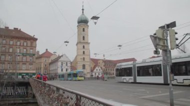 Avusturya 'nın başkenti Graz' da Mur Nehri 'nde trafik var. Yüksek kalite 4k görüntü