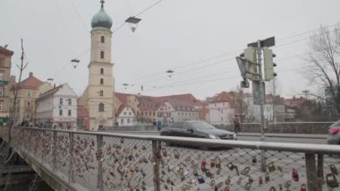 Avusturya 'nın başkenti Graz' da Mur Nehri 'nde trafik var. Yüksek kalite 4k görüntü