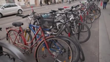 Graz, Avusturya 'da şehir sokağında bisiklet sıraları var. Yüksek kalite 4k görüntü