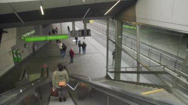 Graz, Avusturya 'daki ana istasyondaki tramvay istasyonu. Yüksek kalite 4k görüntü