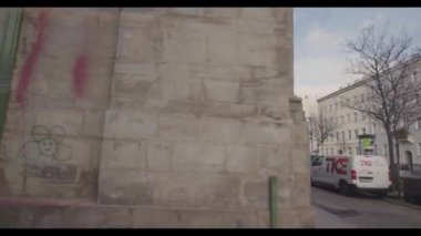 Viyana metro istasyonunun yanında otobüs sürüyor. Yüksek kalite 4k görüntü