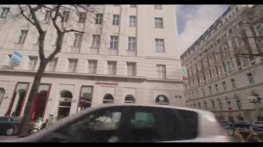 Avusturya, Viyana 'da borsa binası yakınlarında otobüs yolculuğu. Yüksek kalite 4k görüntü