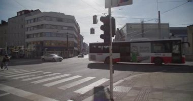 Linz, Avusturya 'daki şehir kavşağında trafik. Yüksek kalite 4k görüntü