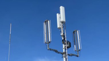 Ekipmanlı hücresel iletişim kulesi. Yüksek kalite 4k görüntü
