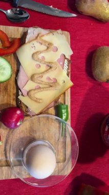 Yumurta, ekmek ve sebzeli kahvaltı atıştırması. Yüksek kalite 4k görüntü