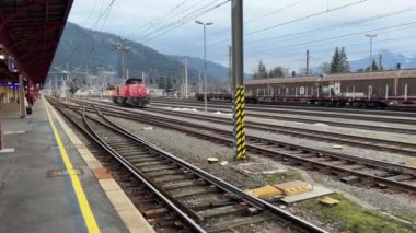 Tren istasyonundaki raylar. Yüksek kalite 4k görüntü