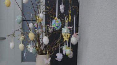 Paskalya yumurtalarını evin girişinde boyamış. Yüksek kalite 4k görüntü