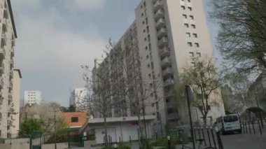 Paris caddesi ve Belleville Menilmontant 'taki konut binaları. Yüksek kalite 4k görüntü