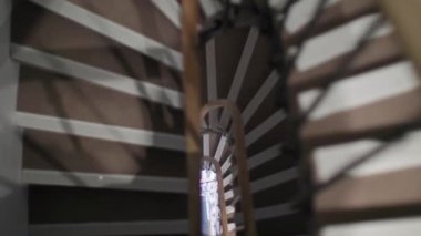 Paris 'teki otelin merdivenlerinin üst görüntüsü. Yüksek kalite 4k görüntü