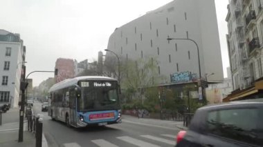 Paris 'in Menilmontant bölgesinden geçen otobüs. Yüksek kalite 4k görüntü