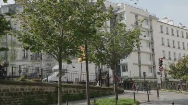 Menilmontant Mahallesi, Paris 'teki kiliseden manzara. Yüksek kalite 4k görüntü