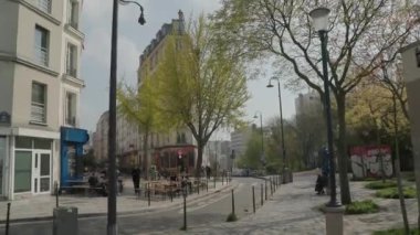 Paris caddesi ve Belleville Menilmontant 'taki konut binaları. Yüksek kalite 4k görüntü