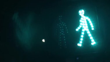 Paris, Fransa 'da yeşil ve kırmızı ışıklı yaya geçidi. Yüksek kalite 4k görüntü