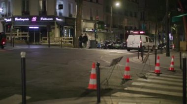 Geceleri Paris Menilmontant caddesi manzarası. Yüksek kalite 4k görüntü