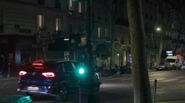 Geceleri Paris Menilmontant caddesi manzarası. Yüksek kalite 4k görüntü