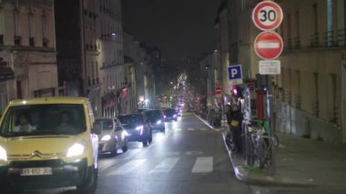 Geceleri Paris Menilmontant caddesi manzarası. Yüksek kalite 4k görüntü