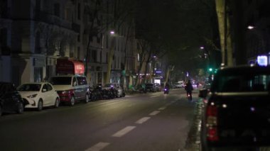 Geceleri Paris Menilmontant caddesi manzarası. Yüksek kalite 4k görüntü