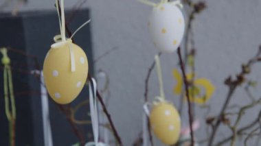 Paskalya yumurtalarını evin girişinde boyamış. Yüksek kalite 4k görüntü