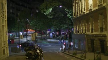 Geceleri Paris Menilmontant caddesi manzarası. Yüksek kalite 4k görüntü