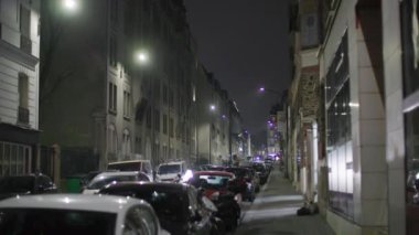 Geceleri Paris Menilmontant caddesi manzarası. Yüksek kalite 4k görüntü