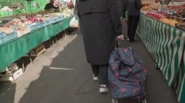 İnsanlar Paris pazarından alışveriş yapıyor. Yüksek kalite 4k görüntü