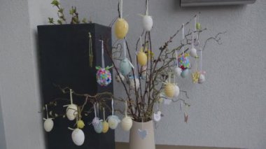 Paskalya yumurtalarını evin girişinde boyamış. Yüksek kalite 4k görüntü