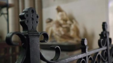 Meryem Ana ve İsa ile Paris kilisesinde pieta sahnesi. Yüksek kalite 4k görüntü